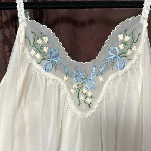 Vintage 50s/60s nightgown floral embroidered - Picture 2 of 6